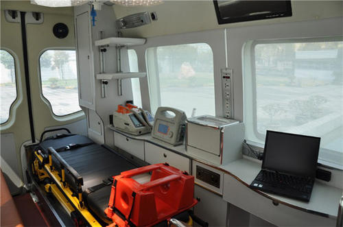 浪卡子县救护车内部